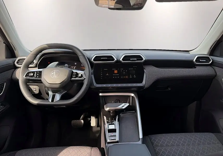 Vue intérieure avant du MG ZS Cosmic Silver 2026, avec tableau de bord moderne et volant multifonction noir.