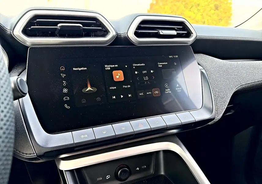 Vue rapprochée de la console centrale du MG ZS 1.5 hybrid 2026 avec écran tactile et aérateurs hexagonaux.