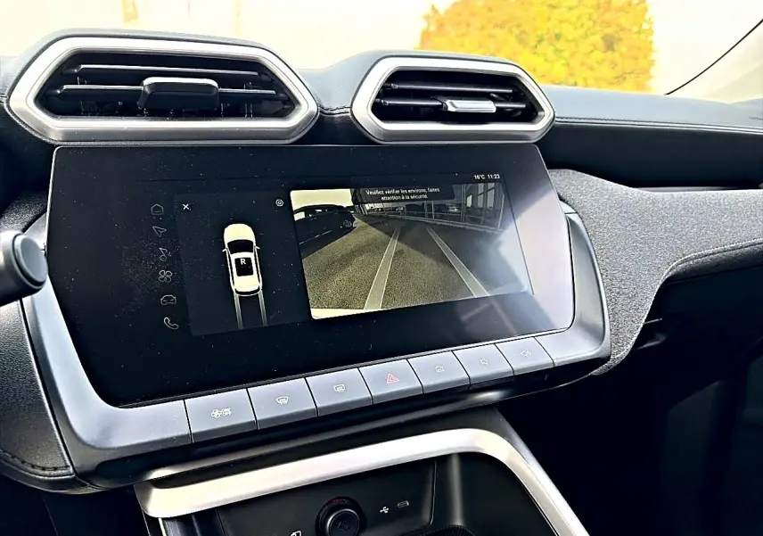 Vue rapprochée de l'écran tactile central du tableau de bord du MG Motor ZS Cosmic Silver affichant la caméra de recul.