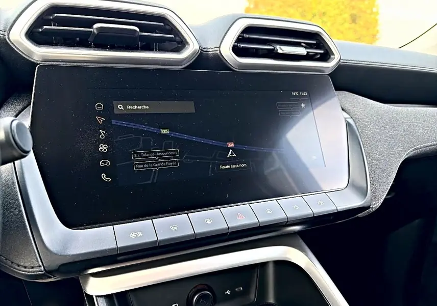 Vue rapprochée de l'écran tactile central et des aérateurs hexagonaux du tableau de bord du MG Motor ZS Cosmic Silver 2026.
