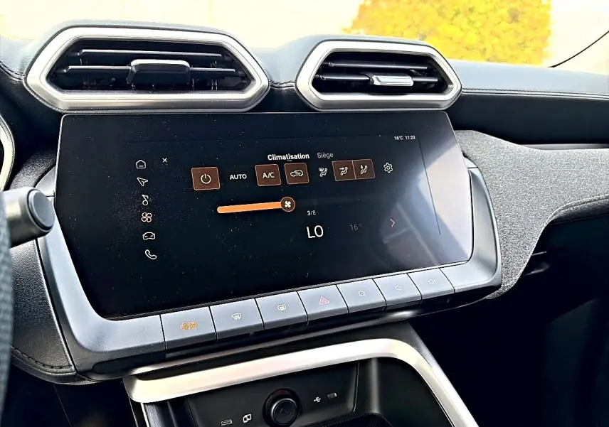 Écran tactile central et aérateurs hexagonaux dans l’habitacle sombre du MG Motor ZS Cosmic Silver 2026.