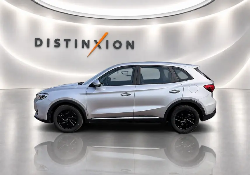 Vue de profil côté gauche du MG ZS 1.5 hybrid 197 Cosmic Silver avec jantes noires, sur fond blanc épuré.