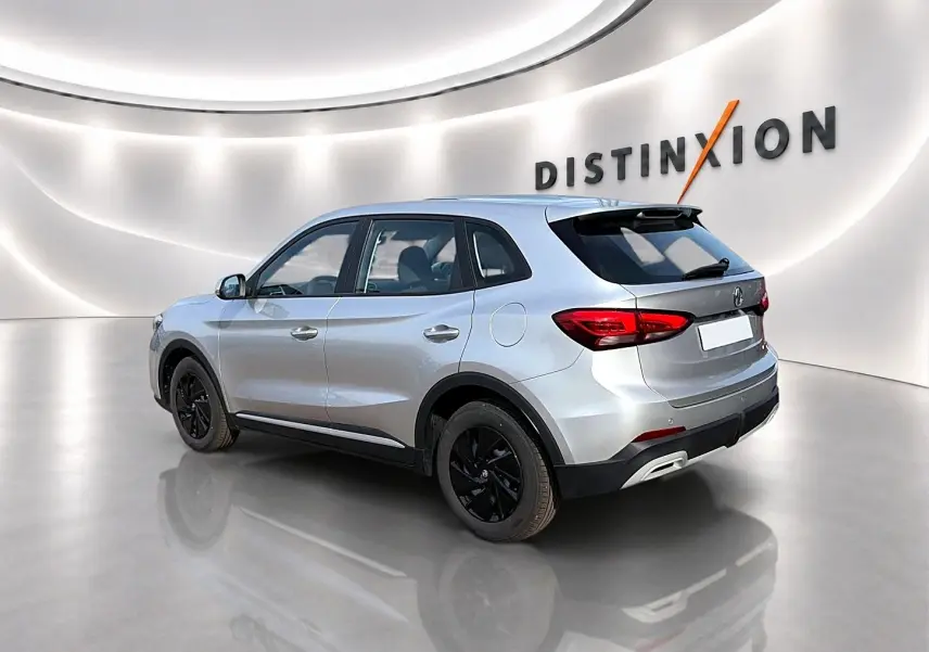 MG ZS 1.5 hybrid 2026 en Cosmic silver, vue 3/4 arrière droit avec jantes noires et becquet arrière.