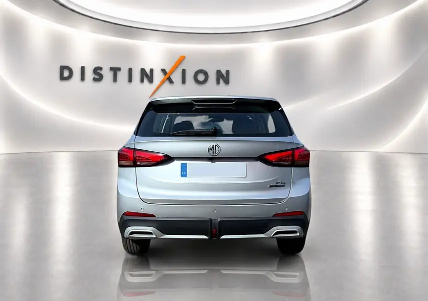 Vue arrière du MG ZS Cosmic Silver 2026 avec feux LED et double sortie d'échappement intégrée au bouclier.