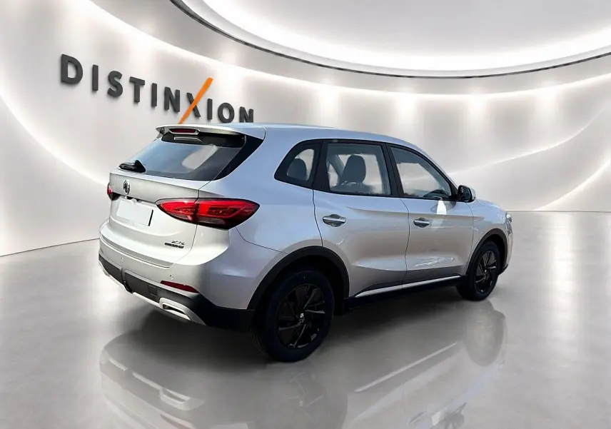Vue 3/4 arrière droite du MG ZS Cosmic Silver 2026 avec jantes noires et becquet arrière distinctif.