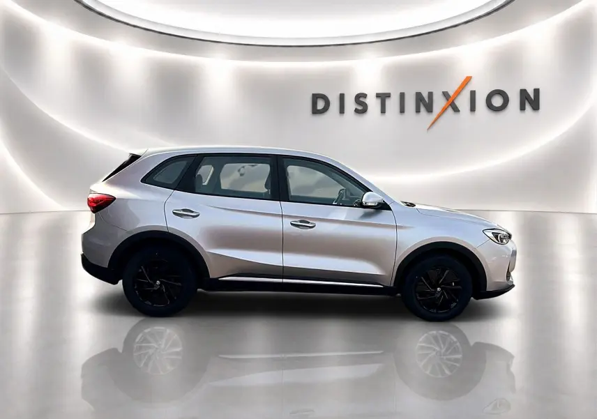 Vue de profil côté gauche du MG MOTOR ZS 1.5 hybrid 197 standard en Cosmic silver avec jantes noires.