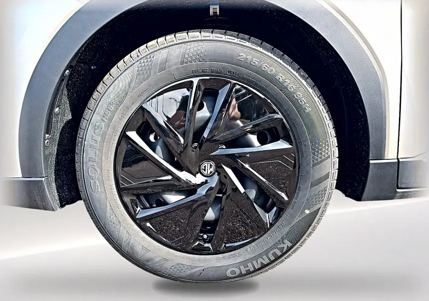 Gros plan sur la roue avant droite noire brillante du MG MOTOR ZS Cosmic Silver avec jante au design moderne.