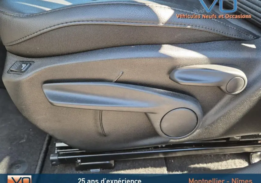 Détail des commandes de réglage manuel du siège conducteur noir du Jeep Compass 2024 en intérieur.