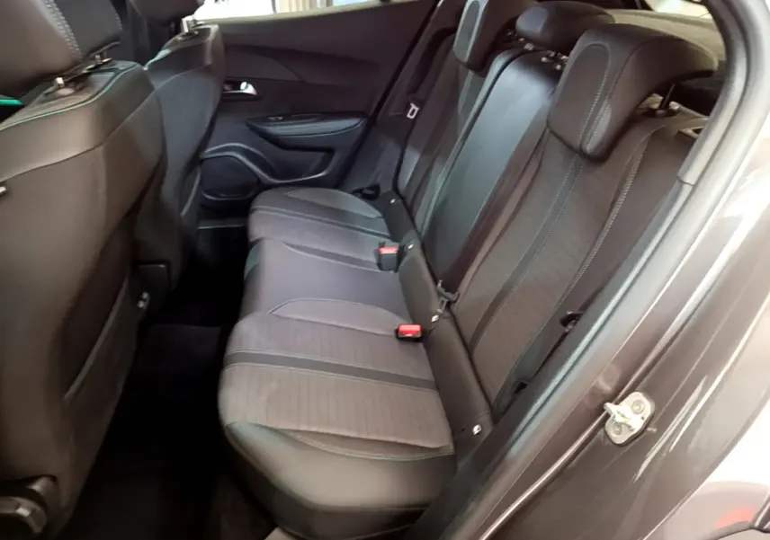 Vue intérieure côté droit sur la banquette arrière noire du Peugeot 2008 gris foncé avec ceintures et appuie-têtes visibles.