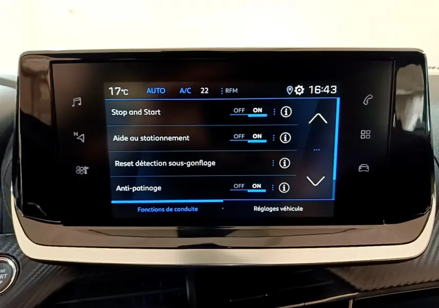 Écran tactile central du tableau de bord du Peugeot 2008 gris foncé, affichant les réglages d’aide à la conduite.