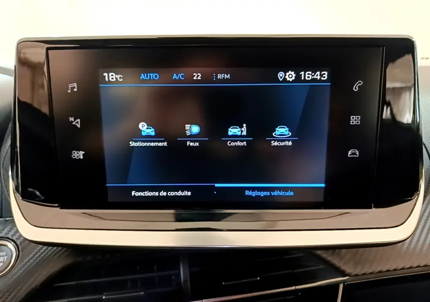 Écran tactile central du tableau de bord du Peugeot 2008 gris foncé, affichant les réglages de conduite et véhicule.