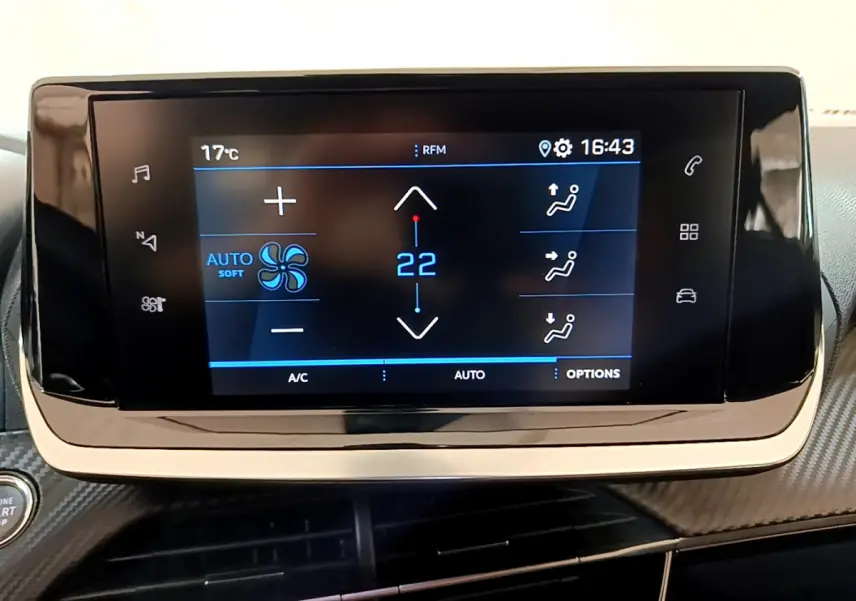 Écran tactile central du tableau de bord du Peugeot 2008 gris foncé, affichant la climatisation automatique à 22°C.