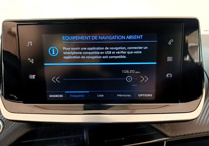 Écran tactile central du tableau de bord du Peugeot 2008 gris foncé affichant un message d'absence de navigation.