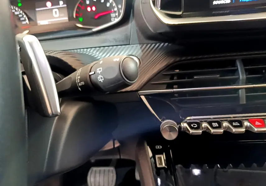 Gros plan sur le tableau de bord et la commande d'essuie-glace de la Peugeot 2008 gris foncé, version 2022.