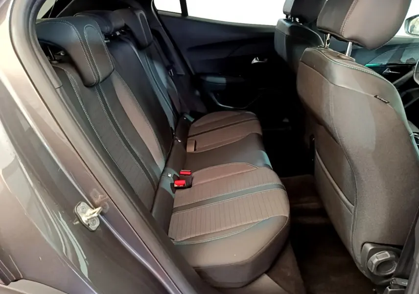 Vue intérieure côté gauche sur la banquette arrière gris foncé du Peugeot 2008 PureTech 130 Allure 2022.