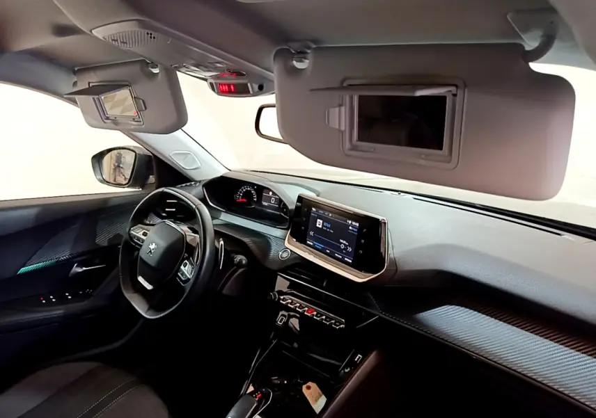 Intérieur du Peugeot 2008 PureTech 130 vue côté conducteur, tableau de bord avec écran tactile et volant cuir multifonctions.