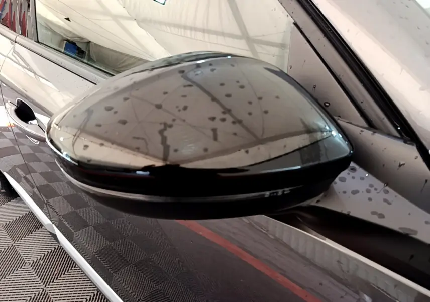 Rétroviseur côté gauche gris foncé du Peugeot 2008 PureTech 130 S&S EAT8 Allure 2022 avec clignotant intégré.