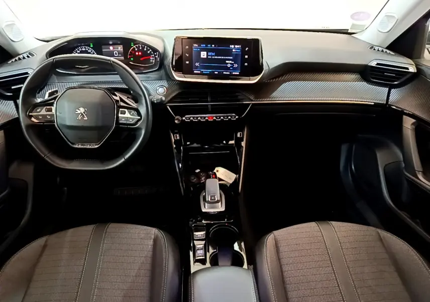 Intérieur du Peugeot 2008 PureTech 130 2022, vue frontale du tableau de bord et volant cuir noir.