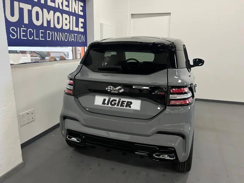 Vue arrière d'une Ligier JS50 Sport Ultimate E5+ gris 2025 avec détails noirs et feux arrière LED distinctifs.