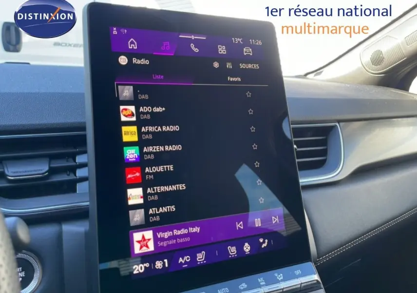 Vue intérieure centrée sur l'écran tactile multimédia du Renault Symbioz 2025, affichant les stations radio.