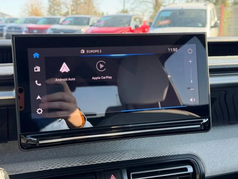 Écran tactile central affichant Android Auto et Apple CarPlay dans l'habitacle d'une Citroën C3 gris Mercury.