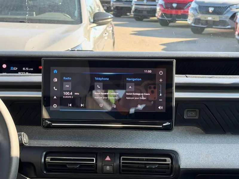 Vue intérieure centrée sur l'écran tactile multifonction du tableau de bord de la Citroën C3 gris Mercury.