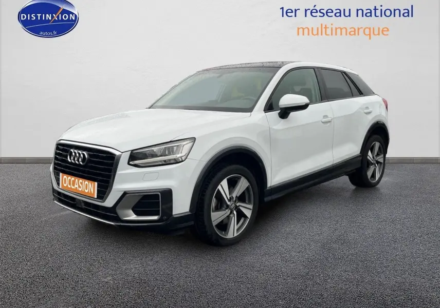Audi Q2 blanc Ibis vue 3/4 avant droit avec jantes alu 18 pouces et toit ouvrant électrique.