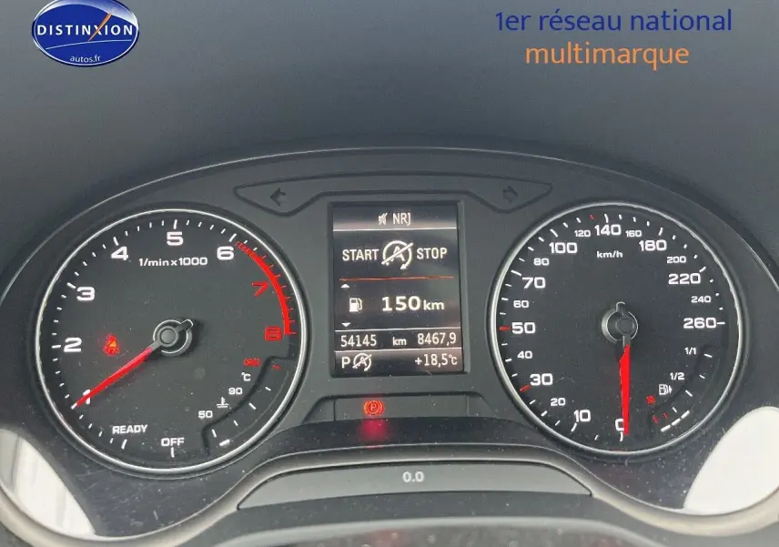 Vue rapprochée du tableau de bord Audi Q2 2018, affichant compte-tours, vitesse et écran central digital.