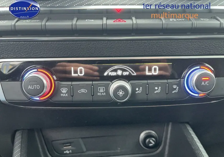 Détail de la console centrale de l'Audi Q2 2018 montrant les commandes de climatisation automatique avec affichage digital.
