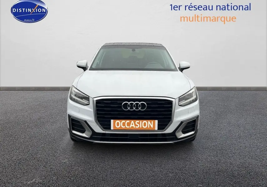 Audi Q2 blanc Ibis vue de face avec calandre noire et plaque "OCCASION" orange visible.