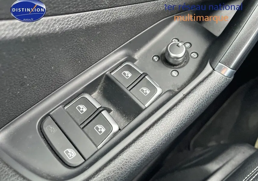 Gros plan sur le panneau de commandes des vitres et rétroviseurs côté conducteur de l'Audi Q2, intérieur noir.