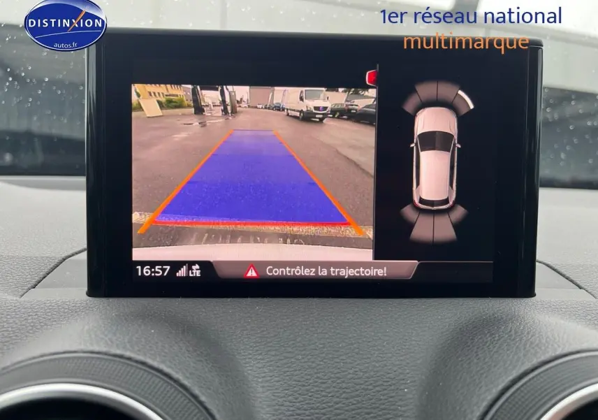 Écran central montrant la caméra de recul et l'Audi Parking System Plus d'un Audi Q2 blanc Ibis, vue intérieure.