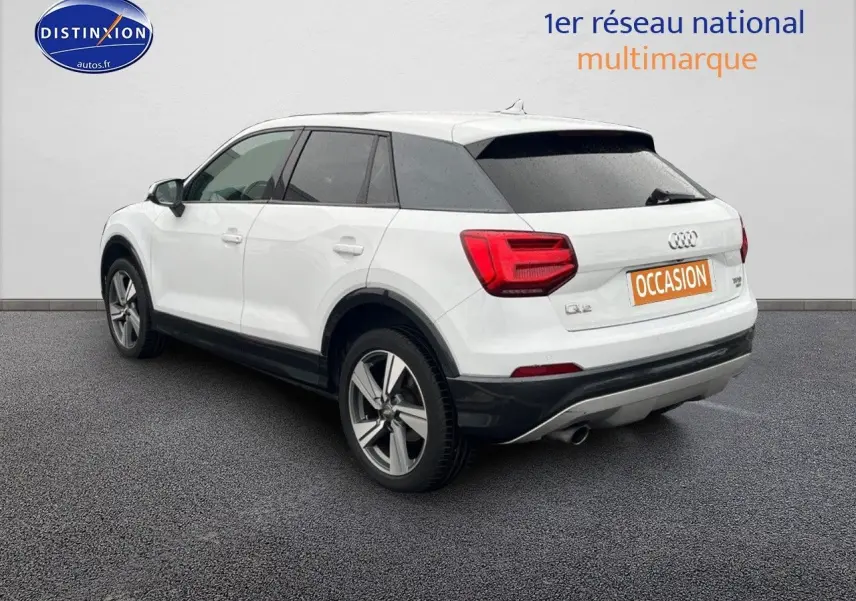 Audi Q2 blanc Ibis vue 3/4 arrière droit avec jantes alu 18 pouces et vitres surteintées.
