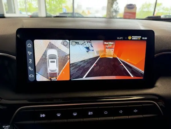 Écran tactile intérieur montrant la caméra 360° et la vue arrière du MG3 Cosmic Silver en stationnement.