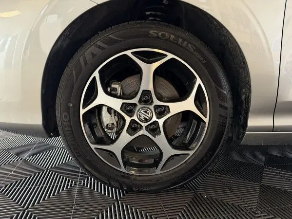 Gros plan sur la jante alliage 16'' et pneu Kumho Solus d'une MG3 Cosmic Silver, côté droit du véhicule.