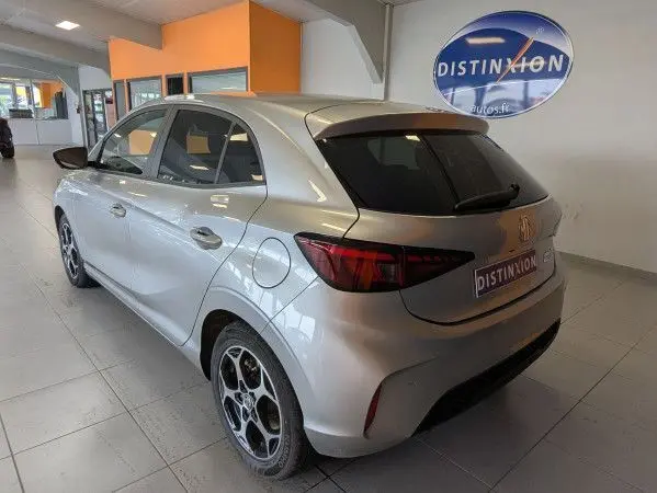 Vue 3/4 arrière droite d'une MG3 Cosmic Silver en showroom, avec vitres teintées et jantes alliage 16 pouces.