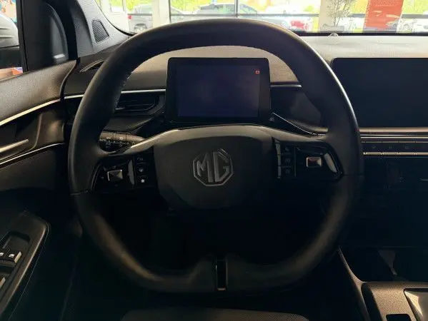 Vue frontale du volant en cuir microfibre noir du MG3 1.5 L Hybrid+ Luxury avec écran tactile et tableau de bord noir.