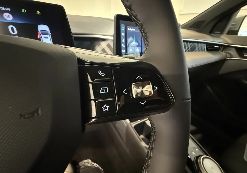 Gros plan sur le volant et le tableau de bord numérique de la MG3 1.5 L Hybrid+ 2026 avec finitions noires et détails modernes.