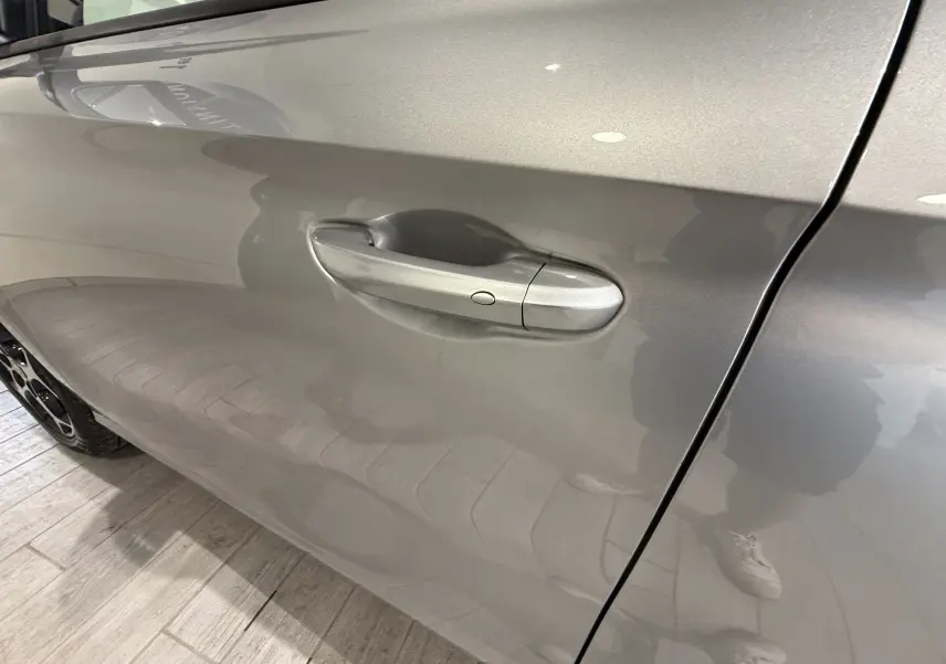Poignée de porte côté gauche de la MG3 1.5 L Hybrid+ Cosmic Silver, finition lisse et bouton de déverrouillage intégré.