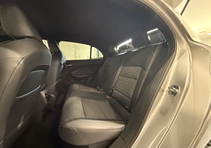 Vue intérieure côté droit des sièges arrière en cuir noir du MG3 1.5 L Hybrid+ Cosmic Silver, finition Luxury 2026.