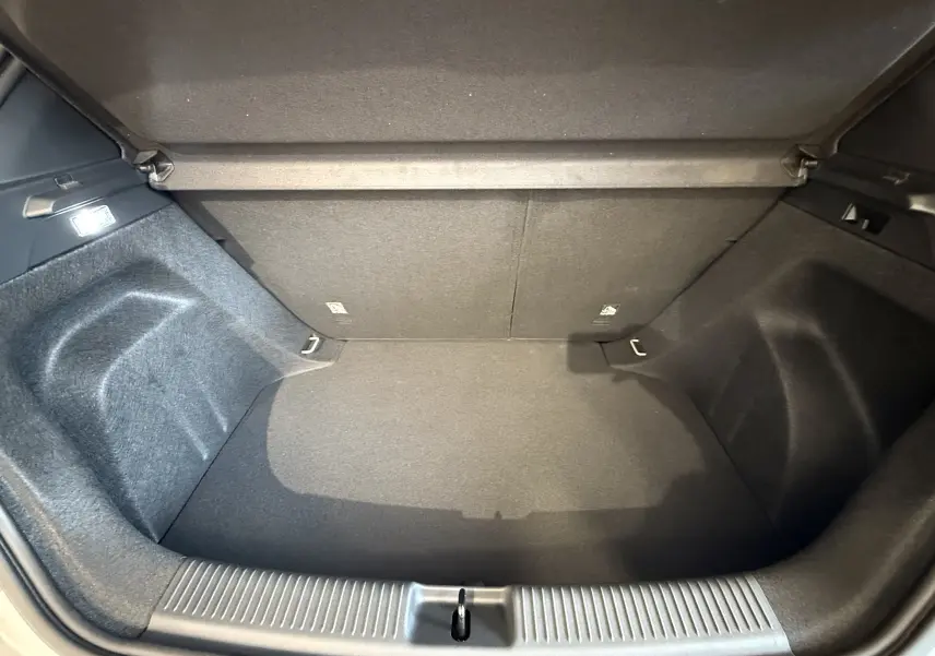 Coffre spacieux et vide de la MG3 Cosmic Silver 2026, vu de face avec revêtement intérieur gris foncé.