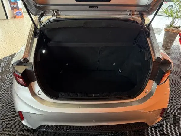 Vue arrière ouverte du coffre spacieux de la MG3 Cosmic Silver, mettant en valeur son hayon et ses feux arrière LED.