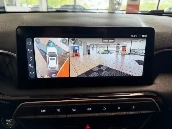 Écran tactile 10,25'' montrant la caméra 360° et la vue avant intérieure du MG3 Cosmic Silver.