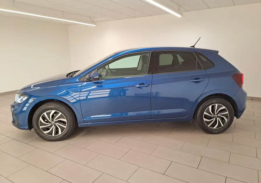 Vue latérale droite d'une Volkswagen Polo 2025 Bleu Récif avec jantes alliage et vitres teintées en intérieur neutre.