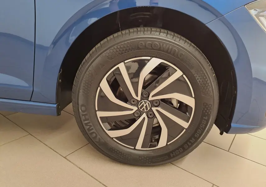 Gros plan sur la roue avant gauche d'une Volkswagen Polo Bleu Récif avec jante alliage 15'' Essex et pneu Kumho.