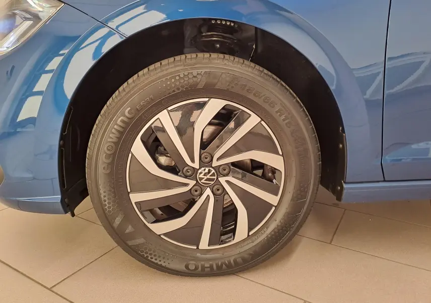 Gros plan sur la roue avant gauche d'une Volkswagen Polo Bleu Récif avec jante alliage 15'' Essex.