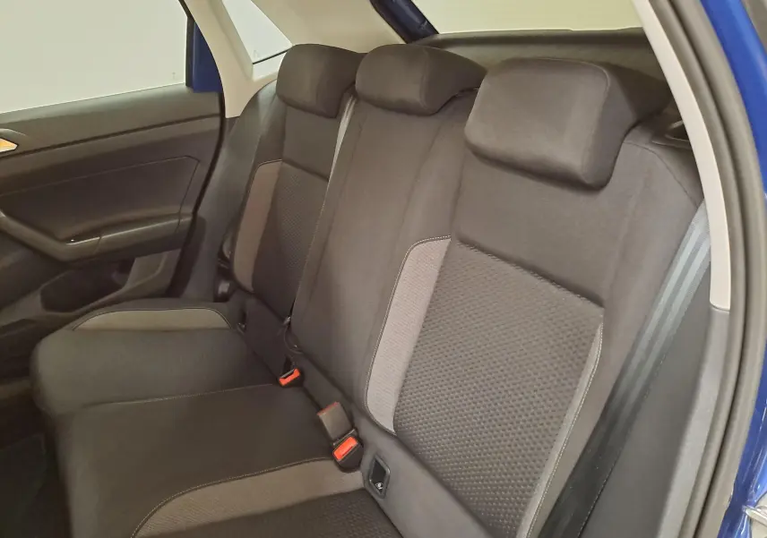 Vue intérieure de la banquette arrière noire avec appuis-tête, côté droit d'une Volkswagen Polo Bleu Récif 2025.