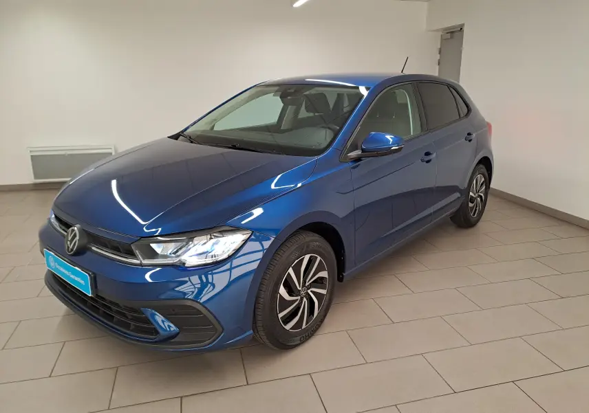 Volkswagen Polo 1.0 TSI 95 VW Edition bleu récif vue 3/4 avant droit en intérieur avec jantes alliage 15 pouces.