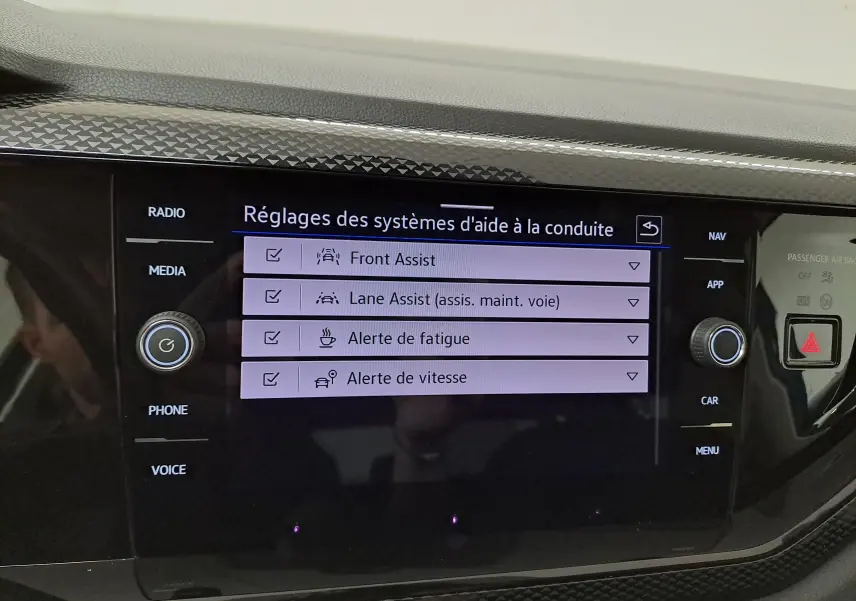 Écran tactile intérieur affichant les réglages des aides à la conduite dans une Volkswagen Polo 2025.