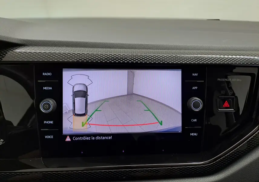 Écran tactile central affichant la caméra de recul avec guidage de trajectoire dans un Volkswagen Polo Bleu Récif.